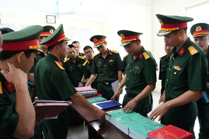 Ảnh có chứa trang phục, người, đám tang, đàn ông  Nội dung do AI tạo ra có thể không chính xác.