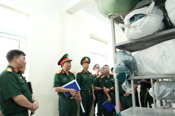 Ảnh có chứa trang phục, người, trong nhà, đàn ông  Nội dung do AI tạo ra có thể không chính xác.