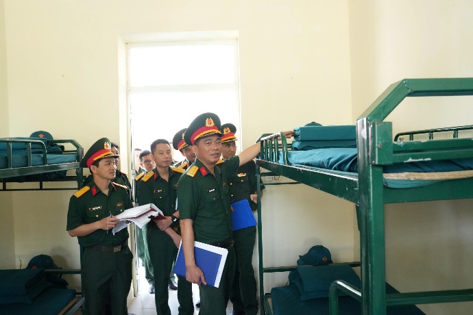 Ảnh có chứa trang phục, trong nhà, người, tường  Nội dung do AI tạo ra có thể không chính xác.