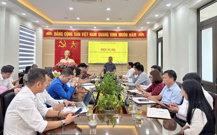 ĐẢNG ỦY XÃ NỘI BÀI TRAO CÁC QUYẾT ĐỊNH VỀ CÔNG TÁC CÁN BỘ