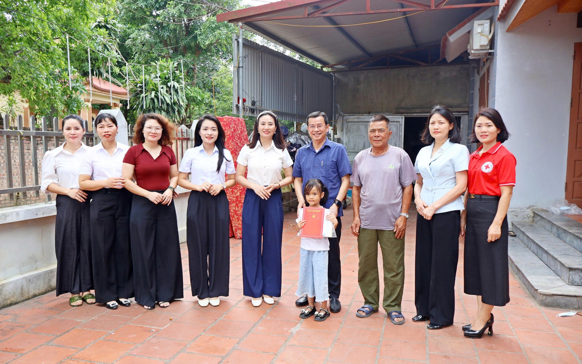 Xã Đoài Phương trao kinh phí hỗ trợ sinh viên và tặng quà học sinh mầm non có hoàn cảnh khó khăn