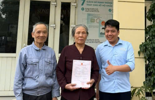 Hành chính phục vụ: Khi cán bộ hành chính trở thành "người mang hạnh phúc"- Ảnh 2.