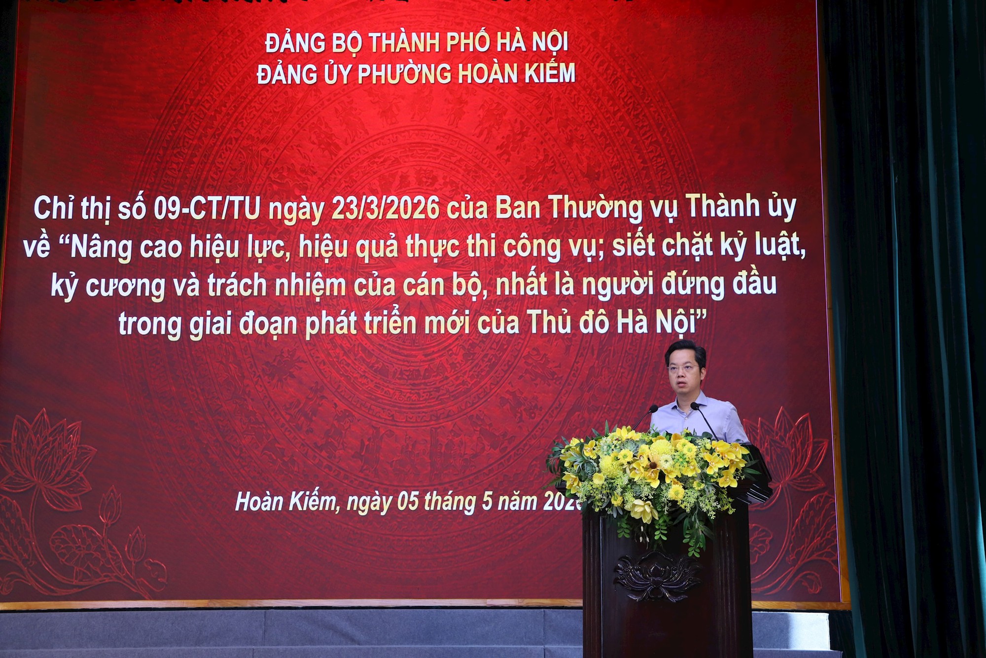 Phường Hoàn Kiếm siết chặt kỷ luật, nâng cao hiệu lực, hiệu quả công vụ và đổi mới đánh giá cán bộ- Ảnh 2.