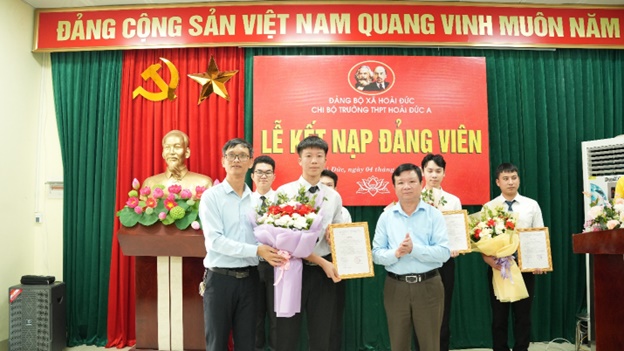 Chi bộ trường THPT Hoài Đức A tổ chức lễ kết nạp 5 đảng viên mới- Ảnh 4.