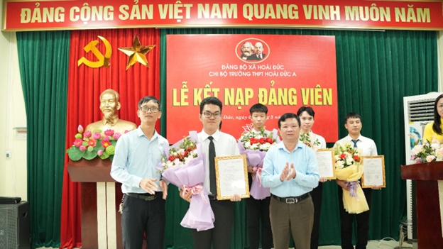 Chi bộ trường THPT Hoài Đức A tổ chức lễ kết nạp 5 đảng viên mới- Ảnh 6.