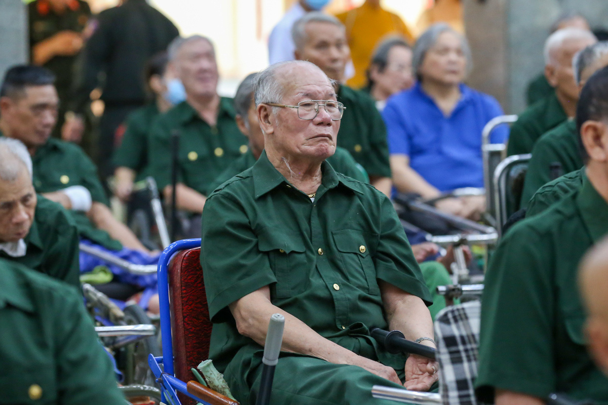 Bộ Nội vụ đề xuất thêm chế độ với người có công, bổ sung trợ cấp cho người phục vụ cán bộ lão thành- Ảnh 1.