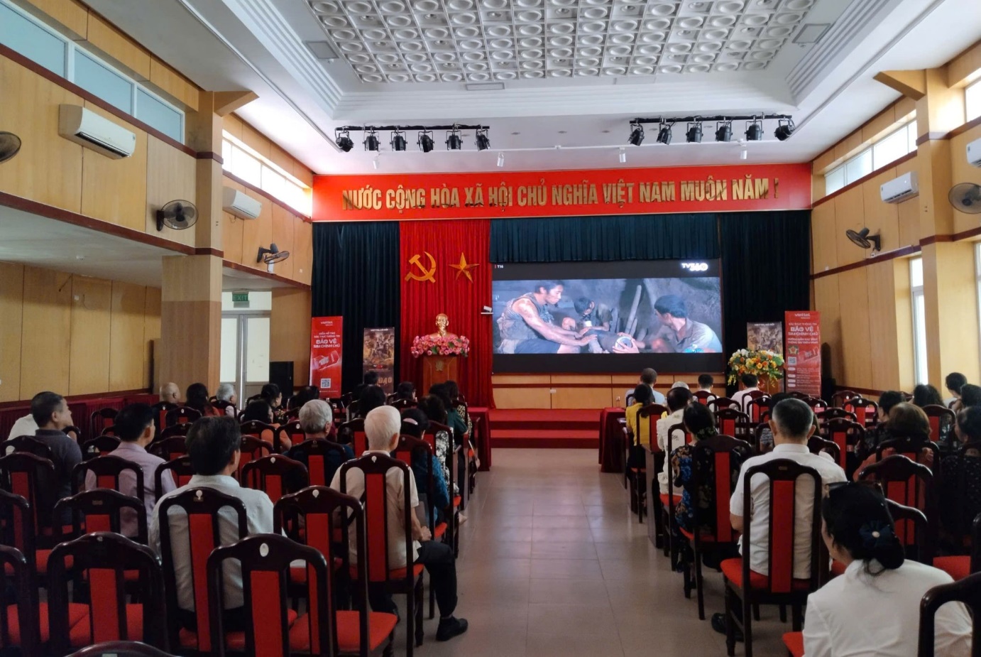 Phường Hai Bà Trưng tổ chức chiếu phim miễn phí “Địa đạo - Mặt trời trong bóng tối”- Ảnh 1.