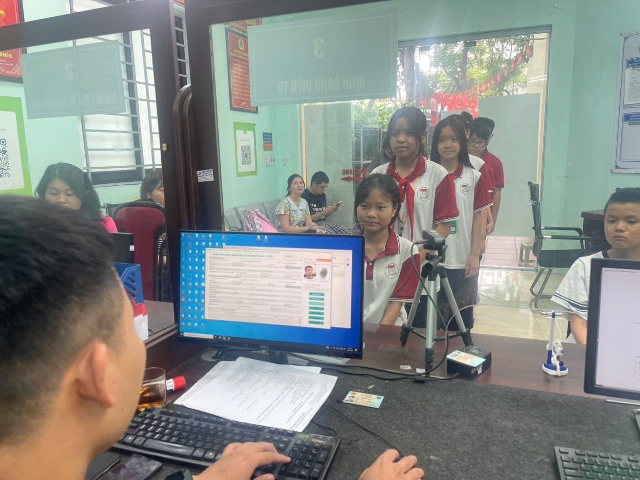 Công an phường Cầu Giấy đẩy mạnh cấp Căn cước và tài khoản định danh điện tử mức 2 cho học sinh trên địa bàn- Ảnh 1.