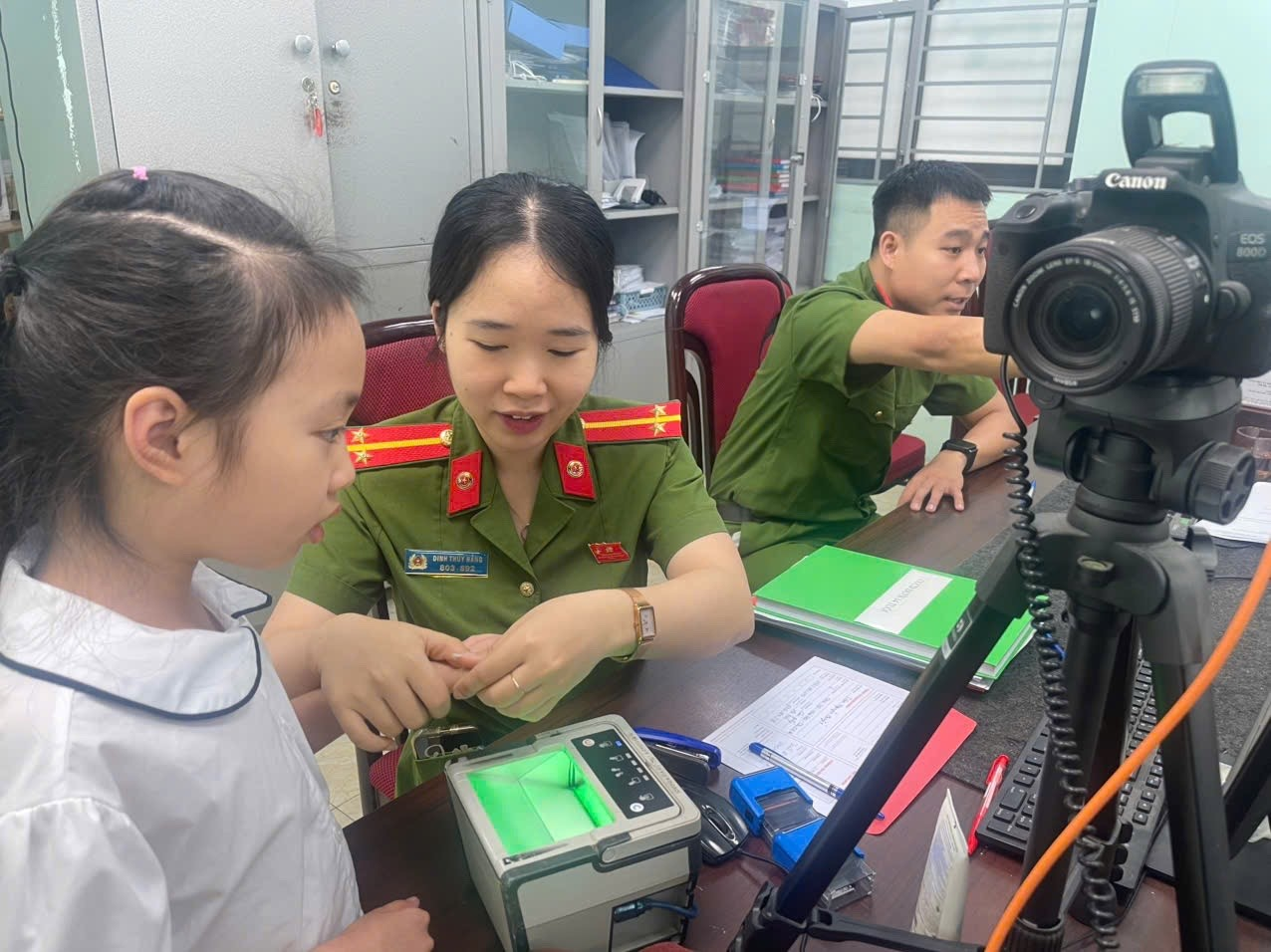Công an phường Cầu Giấy đẩy mạnh cấp Căn cước và tài khoản định danh điện tử mức 2 cho học sinh trên địa bàn- Ảnh 2.