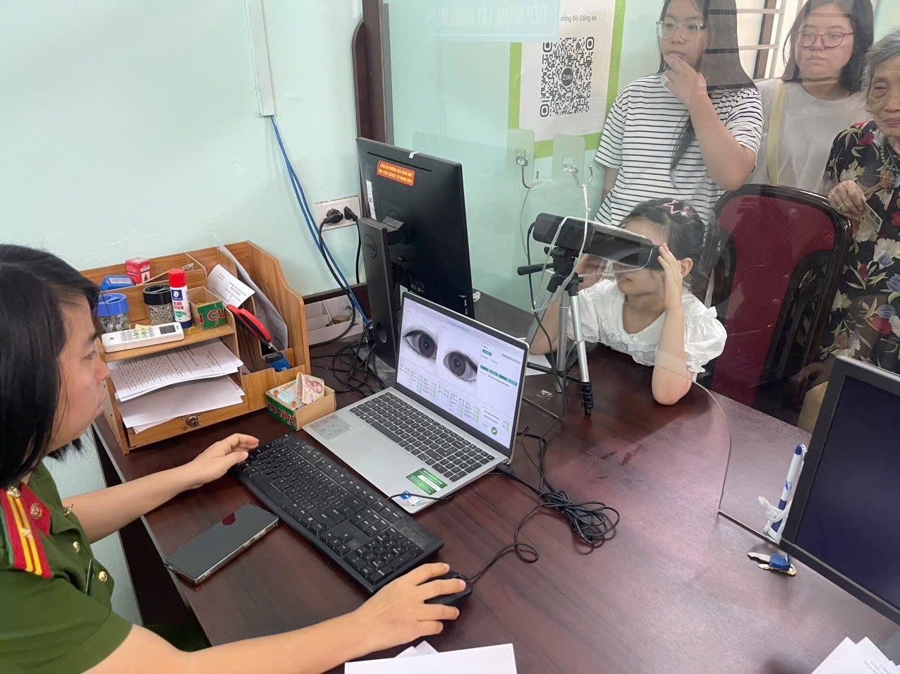 Công an phường Cầu Giấy đẩy mạnh cấp Căn cước và tài khoản định danh điện tử mức 2 cho học sinh trên địa bàn- Ảnh 3.