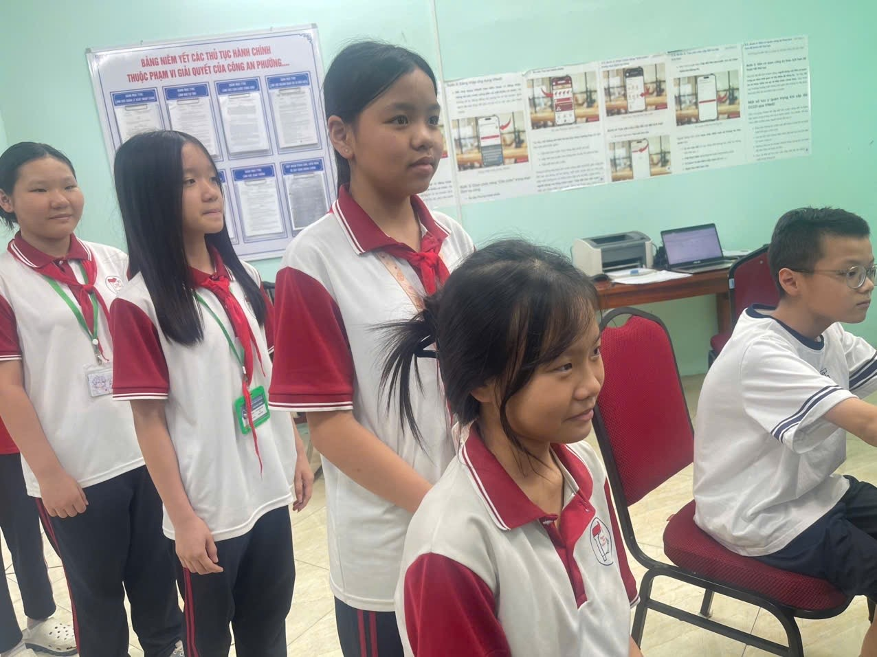 Công an phường Cầu Giấy đẩy mạnh cấp Căn cước và tài khoản định danh điện tử mức 2 cho học sinh trên địa bàn- Ảnh 4.