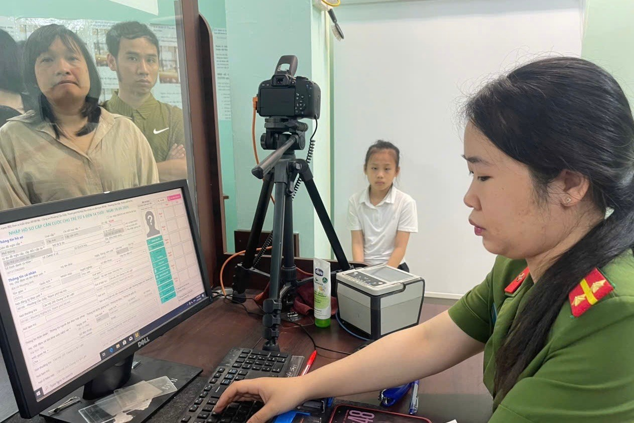 Công an phường Cầu Giấy đẩy mạnh cấp Căn cước và tài khoản định danh điện tử mức 2 cho học sinh trên địa bàn- Ảnh 5.