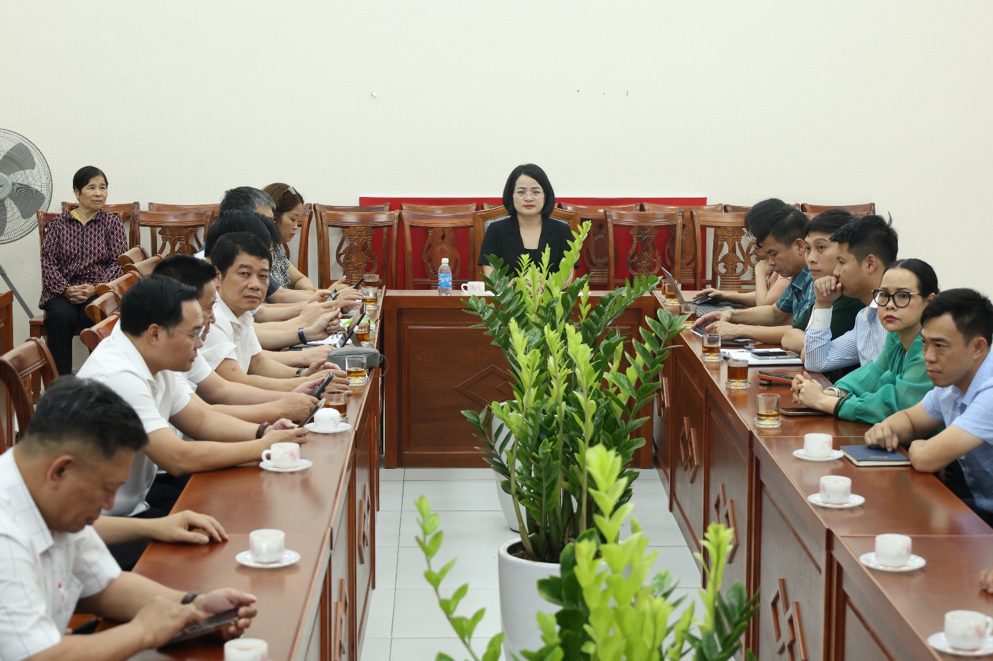 Hội nghị tiếp xúc cử tri của Đại biểu Quốc hội Đơn vị bầu cử số 11 sau Kỳ họp thứ Nhất, Quốc hội khóa XVI- Ảnh 3.