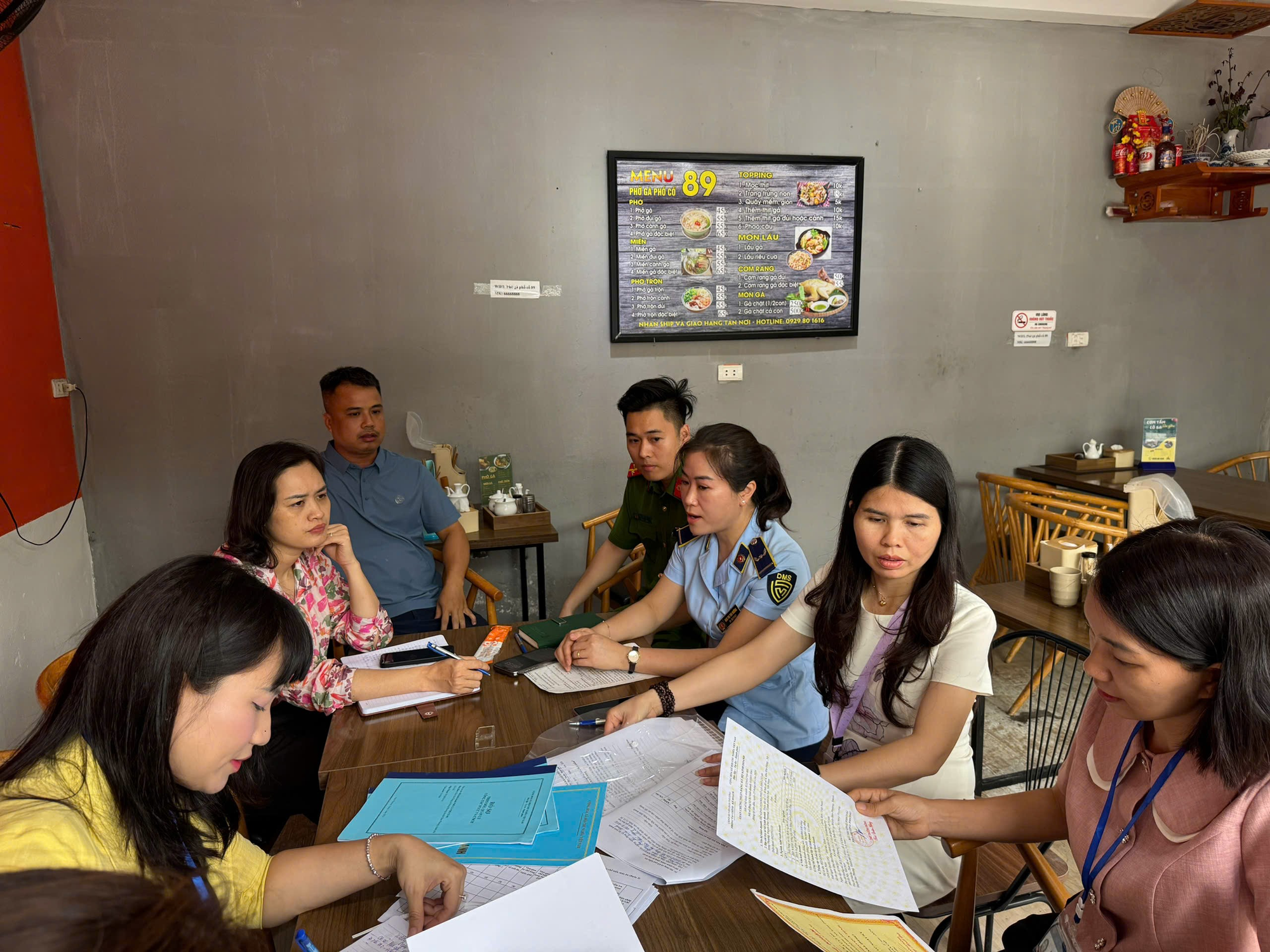 Kiểm tra đột xuất công tác đảm bảo an toàn thực phẩm tại các cơ sở kinh doanh dịch vụ ăn uống.- Ảnh 1.