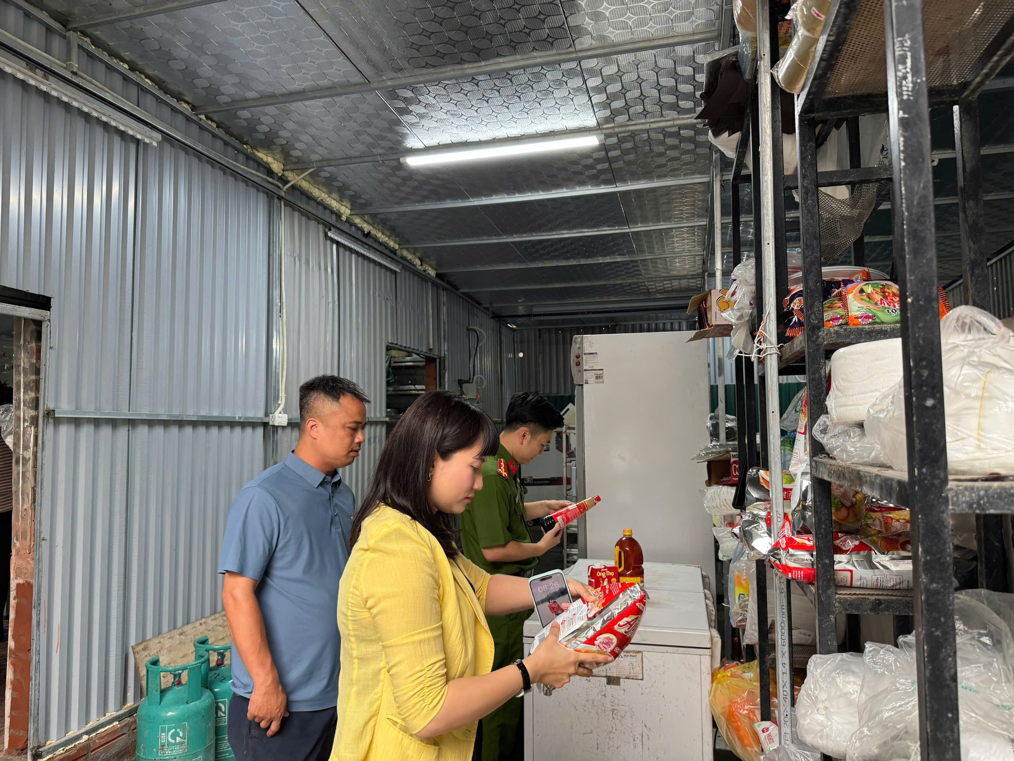 Kiểm tra đột xuất công tác đảm bảo an toàn thực phẩm tại các cơ sở kinh doanh dịch vụ ăn uống.- Ảnh 2.