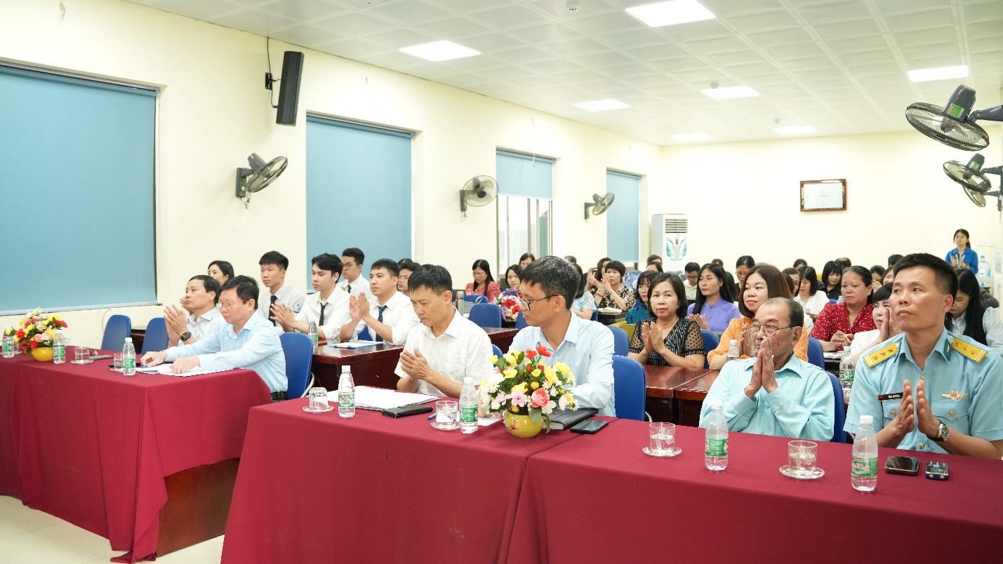 Chi bộ trường THPT Hoài Đức A tổ chức lễ kết nạp 5 đảng viên mới- Ảnh 1.