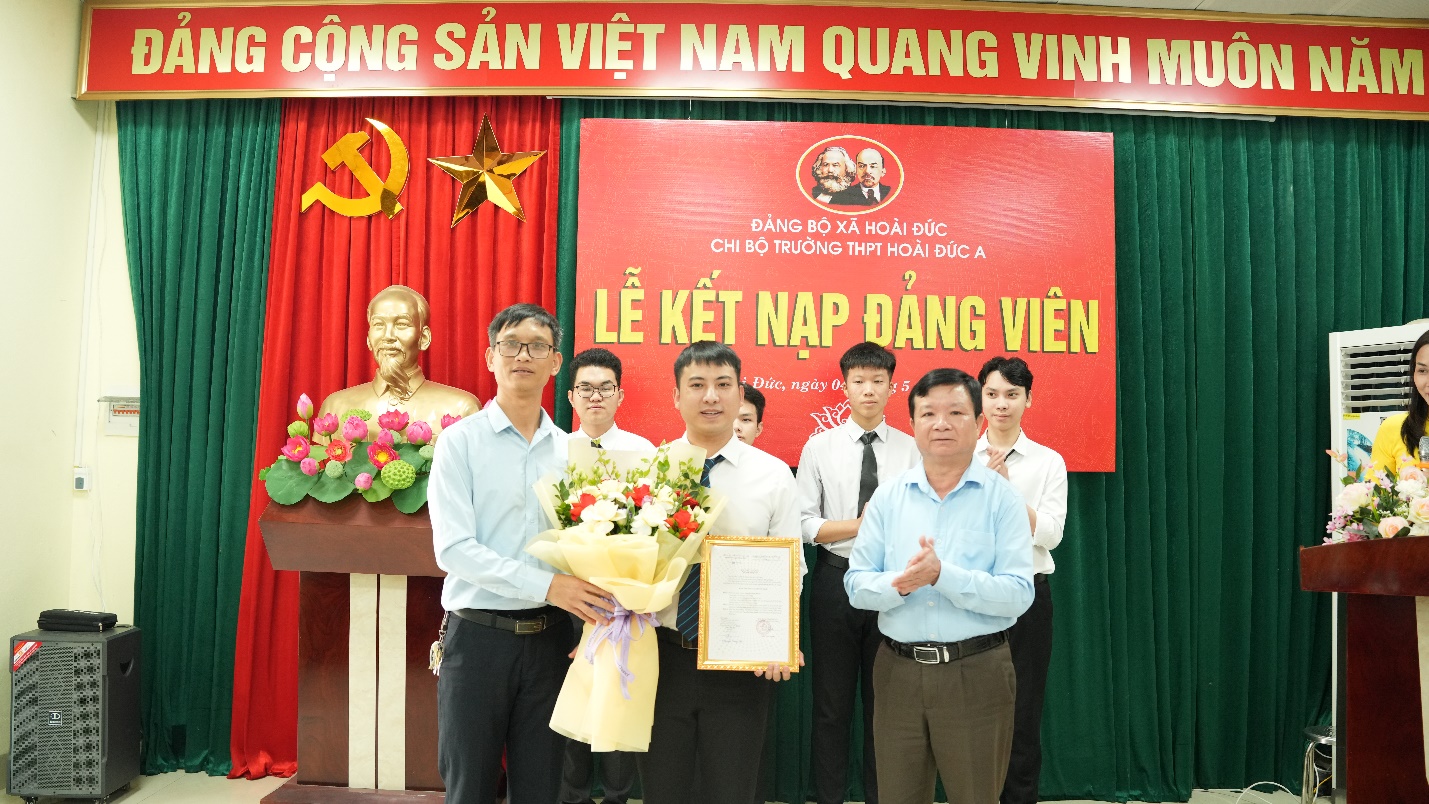 Chi bộ trường THPT Hoài Đức A tổ chức lễ kết nạp 5 đảng viên mới- Ảnh 2.