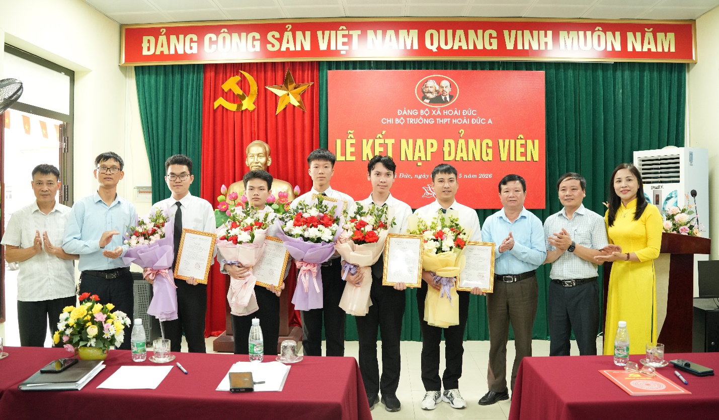 Chi bộ trường THPT Hoài Đức A tổ chức lễ kết nạp 5 đảng viên mới- Ảnh 7.