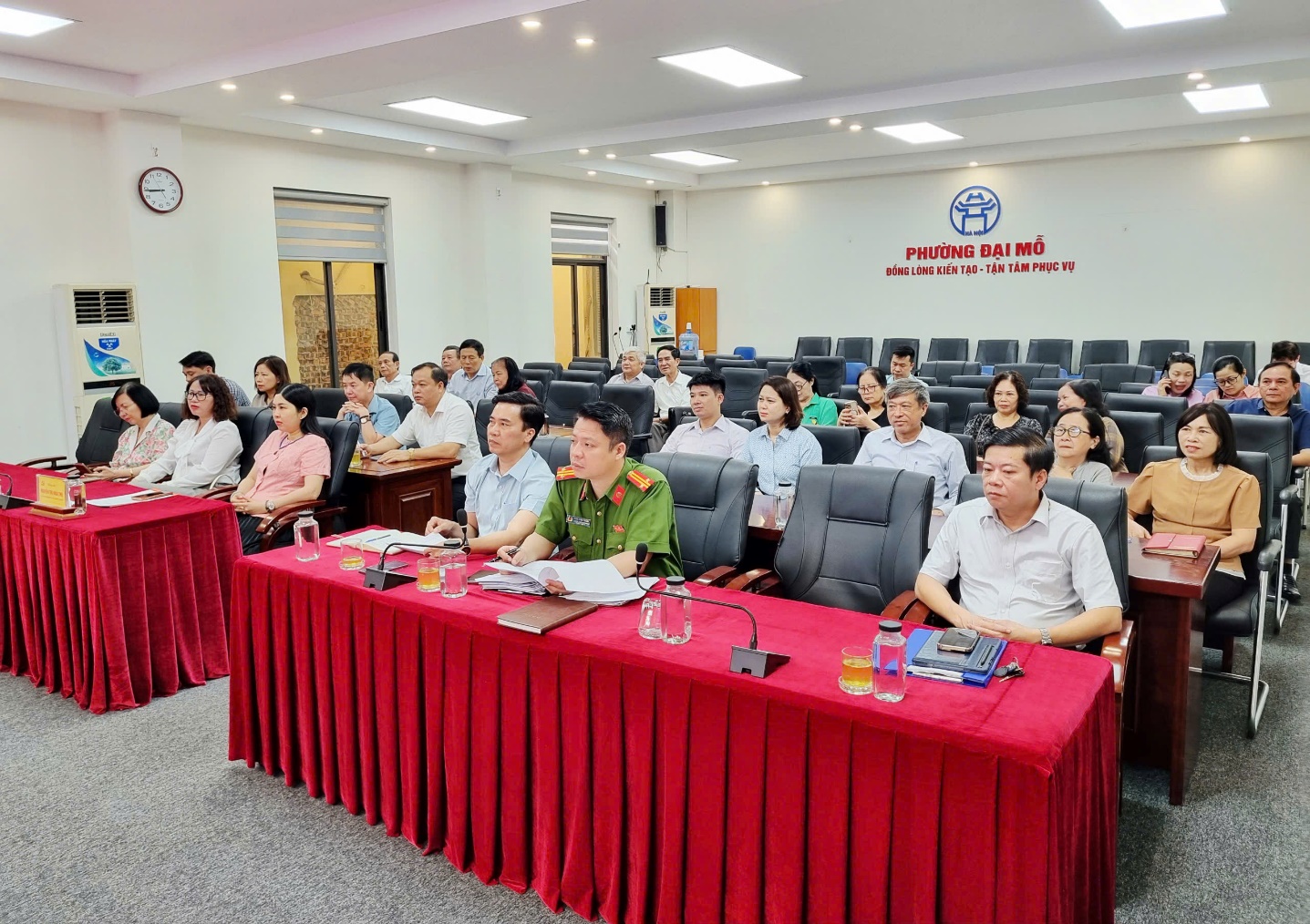 Đại biểu Quốc hội thành phố Hà Nội tiếp xúc cử tri sau Kỳ họp thứ Nhất Quốc hội khóa XVI- Ảnh 1.