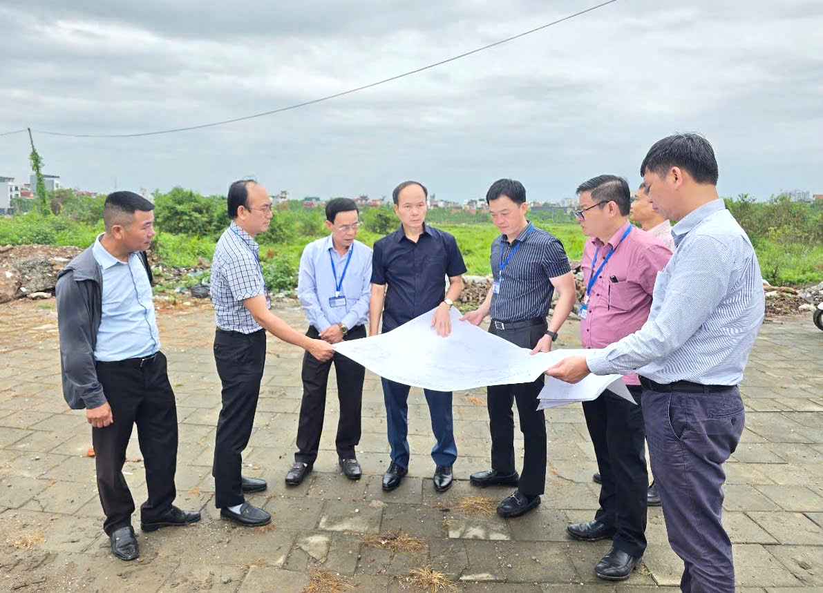 Đồng chí Đường Hoài Nam – Thành ủy viên, Bí thư Đảng ủy, Chủ tịch HĐND phường Việt Hưng kiểm tra, khảo sát một số dự án trên địa bàn phường- Ảnh 1.