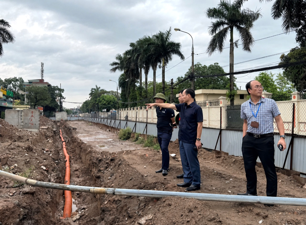 Đồng chí Đường Hoài Nam – Thành ủy viên, Bí thư Đảng ủy, Chủ tịch HĐND phường Việt Hưng kiểm tra, khảo sát một số dự án trên địa bàn phường- Ảnh 2.