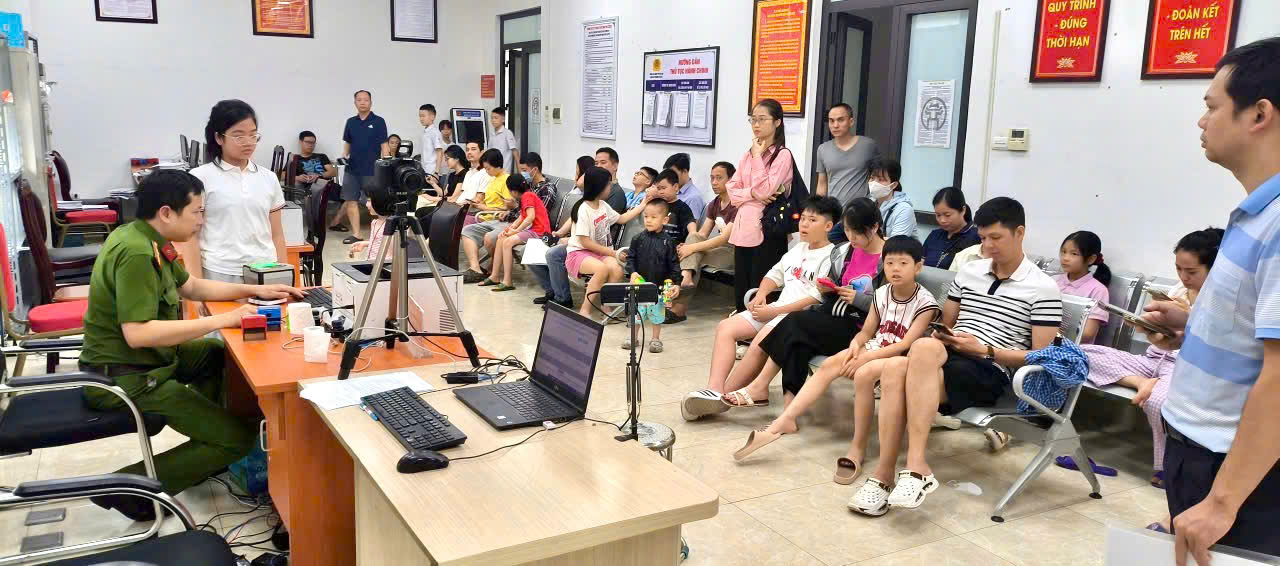 Công an phường Yên Sở tích cực kích hoạt định danh điện tử mức 2 cho trẻ từ 6 đến dưới 14 tuổi- Ảnh 2.