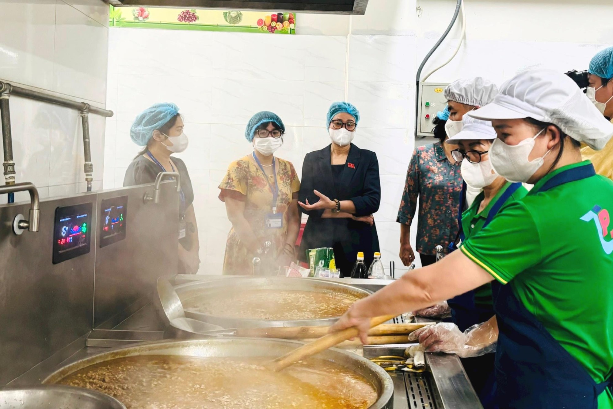 Giám sát công tác quản lý thu, chi và bếp ăn trường học tại phường Vĩnh Tuy- Ảnh 2.