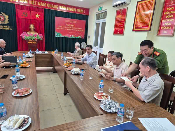CÔNG AN PHƯỜNG BẠCH MAI TỔ CHỨC GẶP MẶT TRI ÂN CÁC ĐỒNG CHÍ THAM GIA CHIẾN ĐẤU CHIẾN TRƯỜNG B, C, K- Ảnh 1.