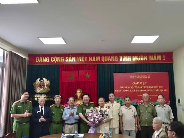 CÔNG AN PHƯỜNG BẠCH MAI TỔ CHỨC GẶP MẶT TRI ÂN CÁC ĐỒNG CHÍ THAM GIA CHIẾN ĐẤU CHIẾN TRƯỜNG B, C, K- Ảnh 5.