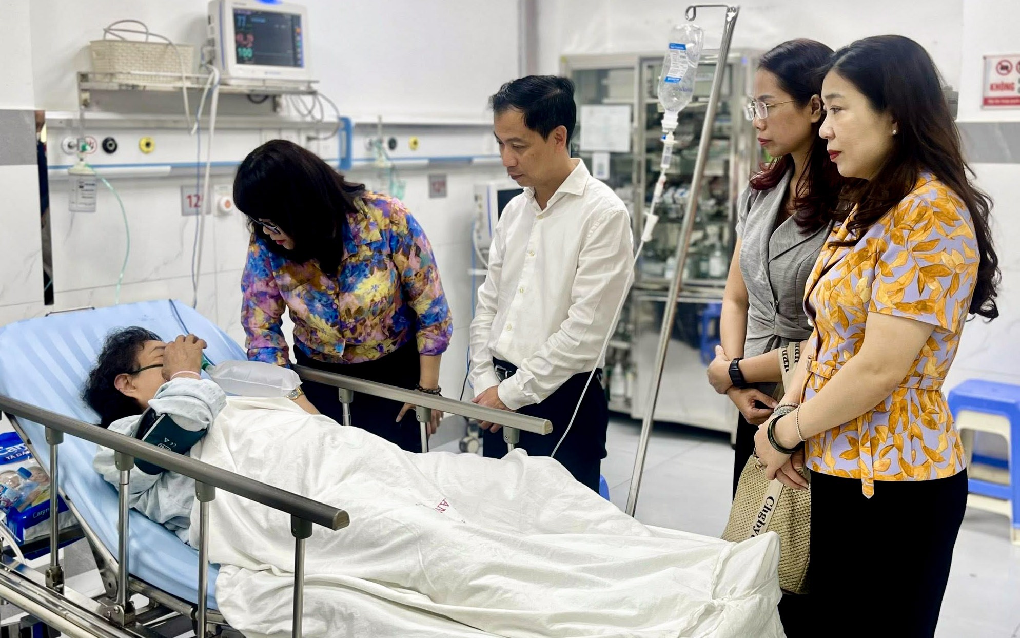 Đảng ủy - HĐND - UBND - Ủy ban MTTQ Việt Nam phường Hoàn Kiếm thăm hỏi các gia đình trong vụ cháy tại số 5 phố Hàng Vôi