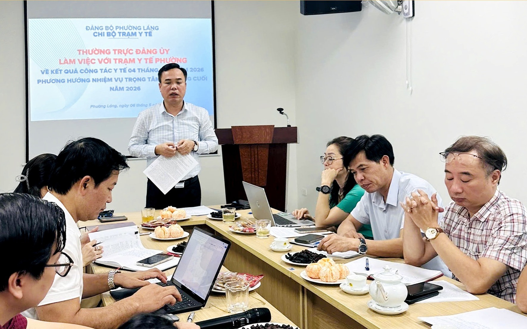 THƯỜNG TRỰC ĐẢNG ỦY PHƯỜNG LÀM VIỆC VỚI CẤP ỦY CHI BỘ, BAN GIÁM ĐỐC TRẠM Y TẾ PHƯỜNG LÁNG