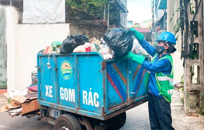 Phường Sơn Tây triển khai phương án thu gom rác thải sinh hoạt theo giờ- Ảnh 1.