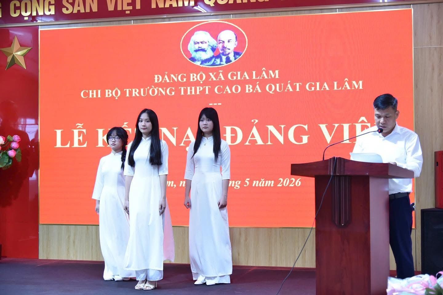 3 đoàn viên ưu tú Trường THPT Cao Bá Quát - Gia Lâm được kết nạp Đảng trên ghế nhà trường- Ảnh 1.
