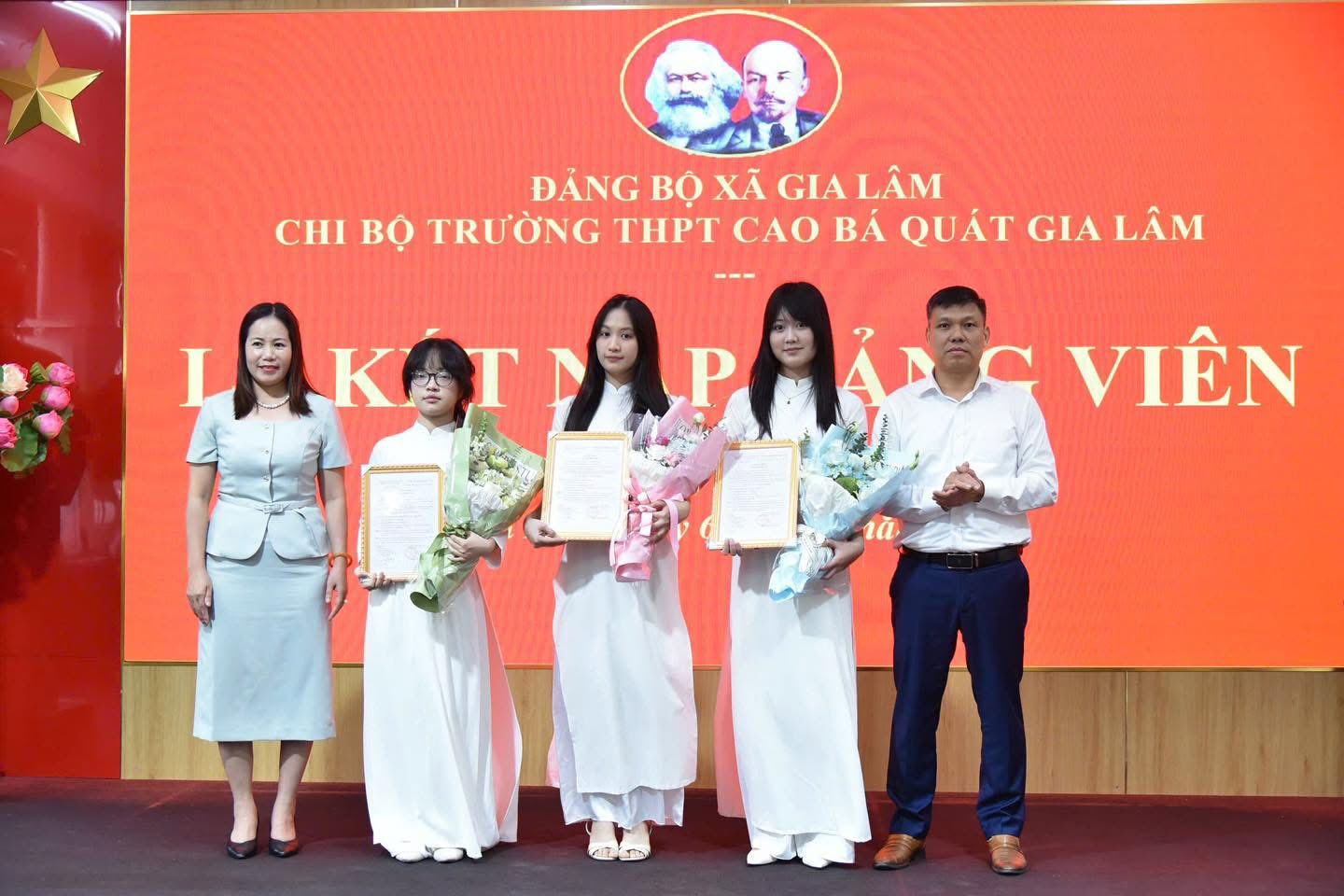 3 đoàn viên ưu tú Trường THPT Cao Bá Quát - Gia Lâm được kết nạp Đảng trên ghế nhà trường- Ảnh 2.