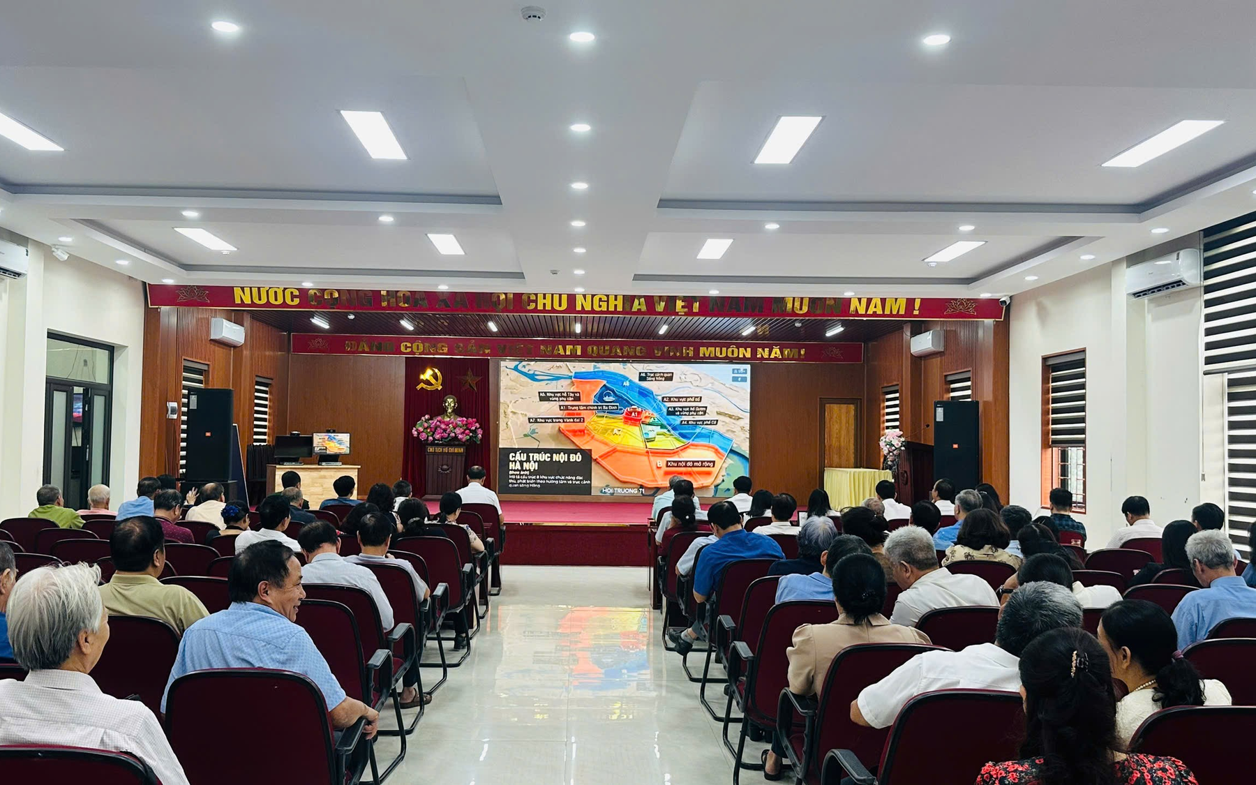 PHƯỜNG ĐỊNH CÔNG TỔ CHỨC TIẾP SÓNG HỘI NGHỊ TRỰC TUYẾN TRIỂN KHAI THI HÀNH LUẬT THỦ ĐÔ SỐ 02/2026/QH16