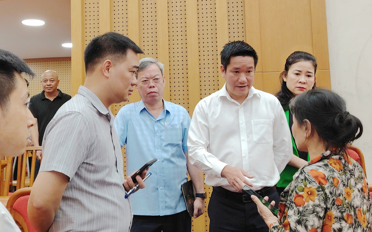 Đồng chí Nguyễn Huy Cường - Bí thư Đảng ủy, Chủ tịch HĐND phường cùng đồng chí Trần Thị Thu Hà - Phó Bí thư thường trực Đảng ủy, đồng chí Đỗ Quang Dương - Phó Bí thư Đảng ủy, Chủ tịch UBND phường trao đổi, tháo gỡ vướng mắc cho người dân trong quá trình chi trả tiền bồi thường