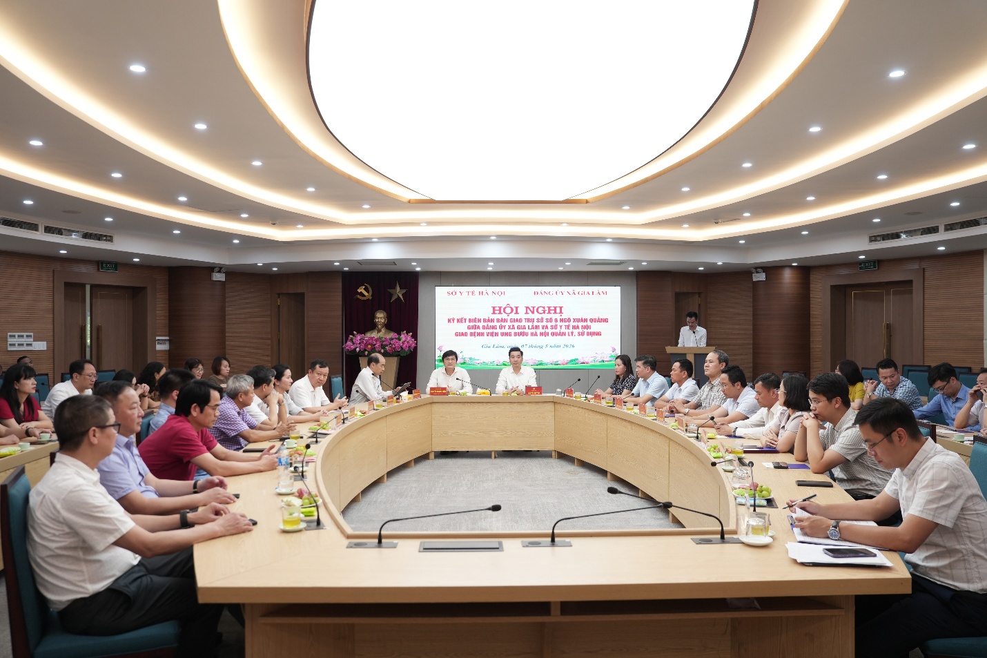 Sở Y tế Hà Nội và Đảng ủy xã Gia Lâm ký kết biên bản bàn giao trụ sở số 6 Ngô Xuân Quảng- Ảnh 1.