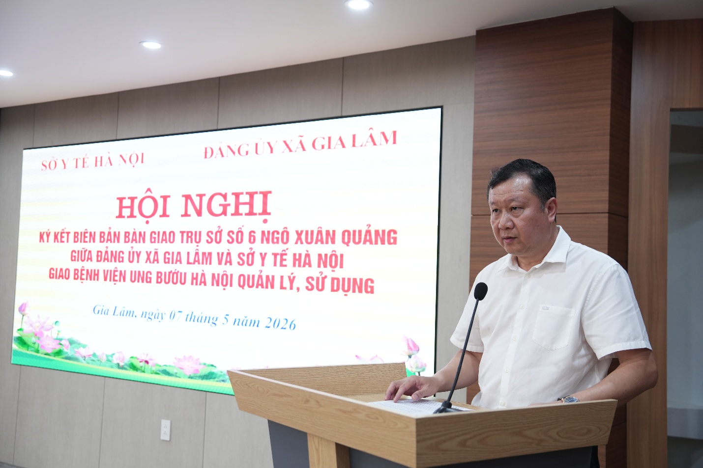 Sở Y tế Hà Nội và Đảng ủy xã Gia Lâm ký kết biên bản bàn giao trụ sở số 6 Ngô Xuân Quảng- Ảnh 2.