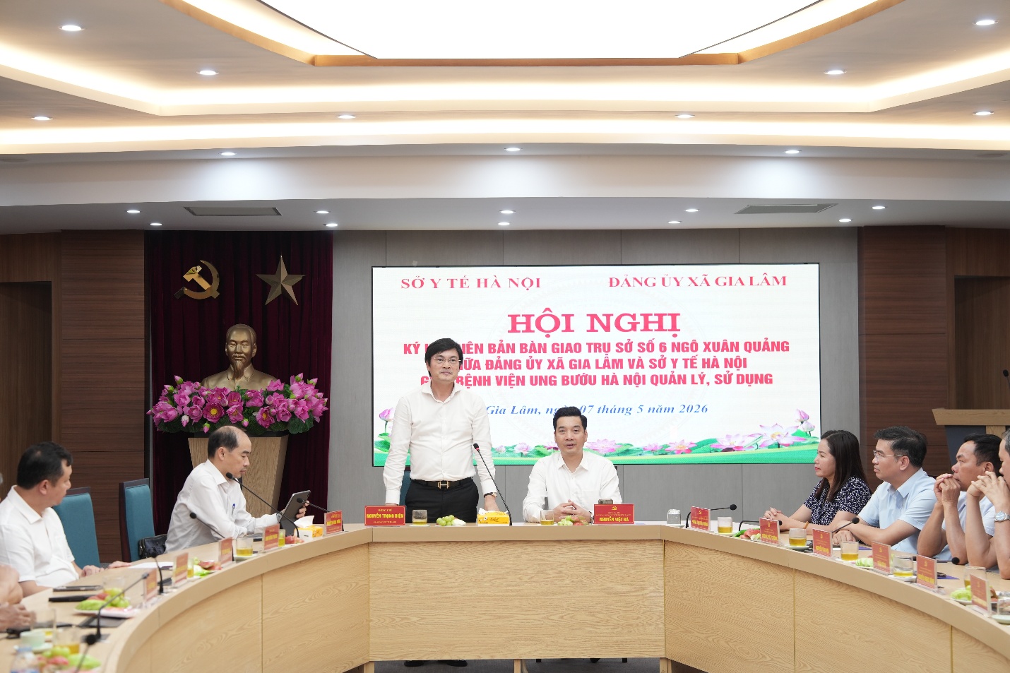 Sở Y tế Hà Nội và Đảng ủy xã Gia Lâm ký kết biên bản bàn giao trụ sở số 6 Ngô Xuân Quảng- Ảnh 4.