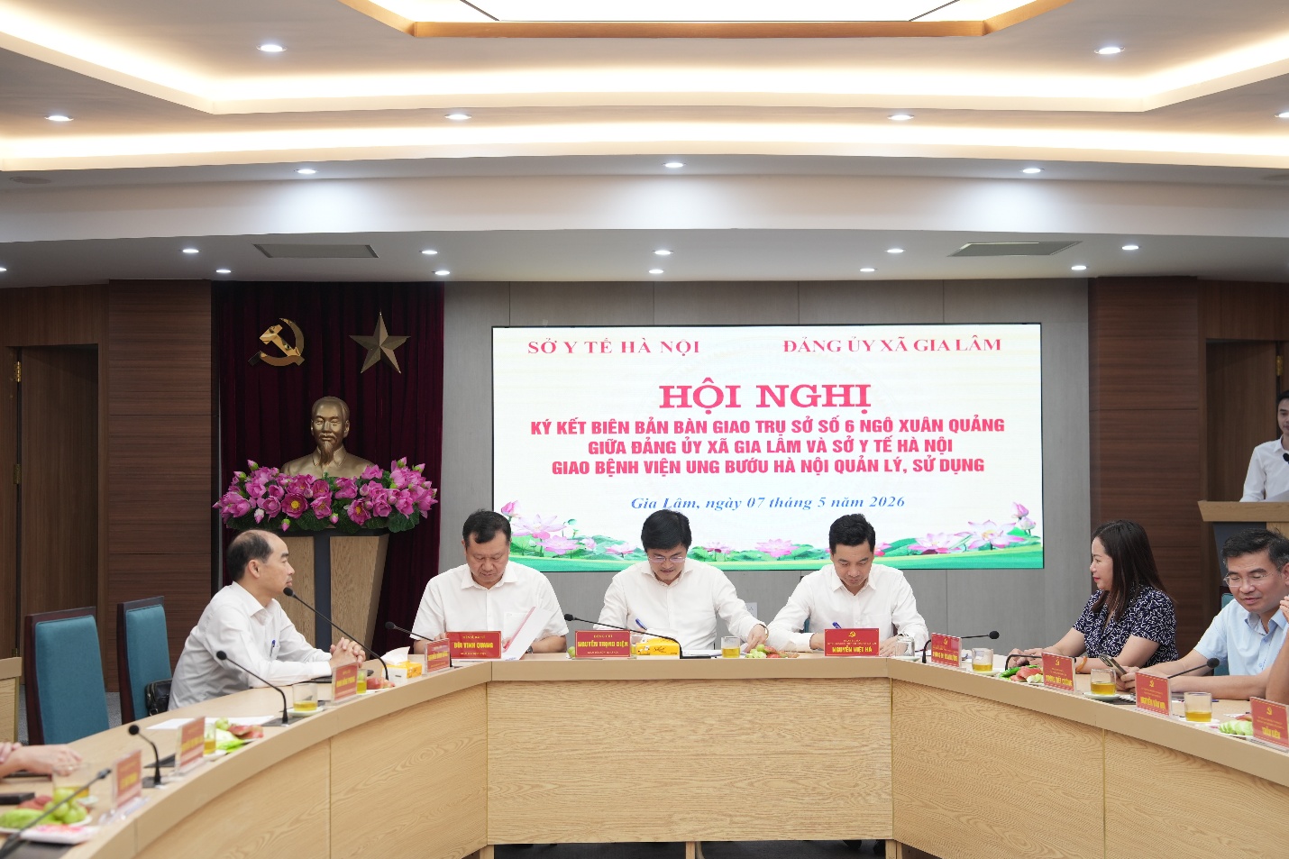 Sở Y tế Hà Nội và Đảng ủy xã Gia Lâm ký kết biên bản bàn giao trụ sở số 6 Ngô Xuân Quảng- Ảnh 5.