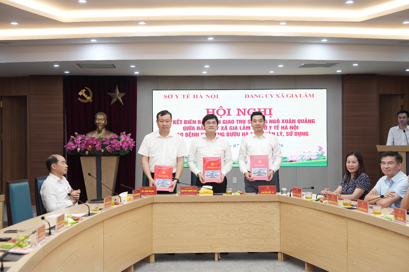 Sở Y tế Hà Nội và Đảng ủy xã Gia Lâm ký kết biên bản bàn giao trụ sở số 6 Ngô Xuân Quảng- Ảnh 6.