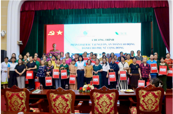 Hội LHPN phường Từ Liêm tổ chức tập huấn phân loại rác thải tại nguồn và an toàn lao động cho phụ nữ cộng đồng- Ảnh 5.
