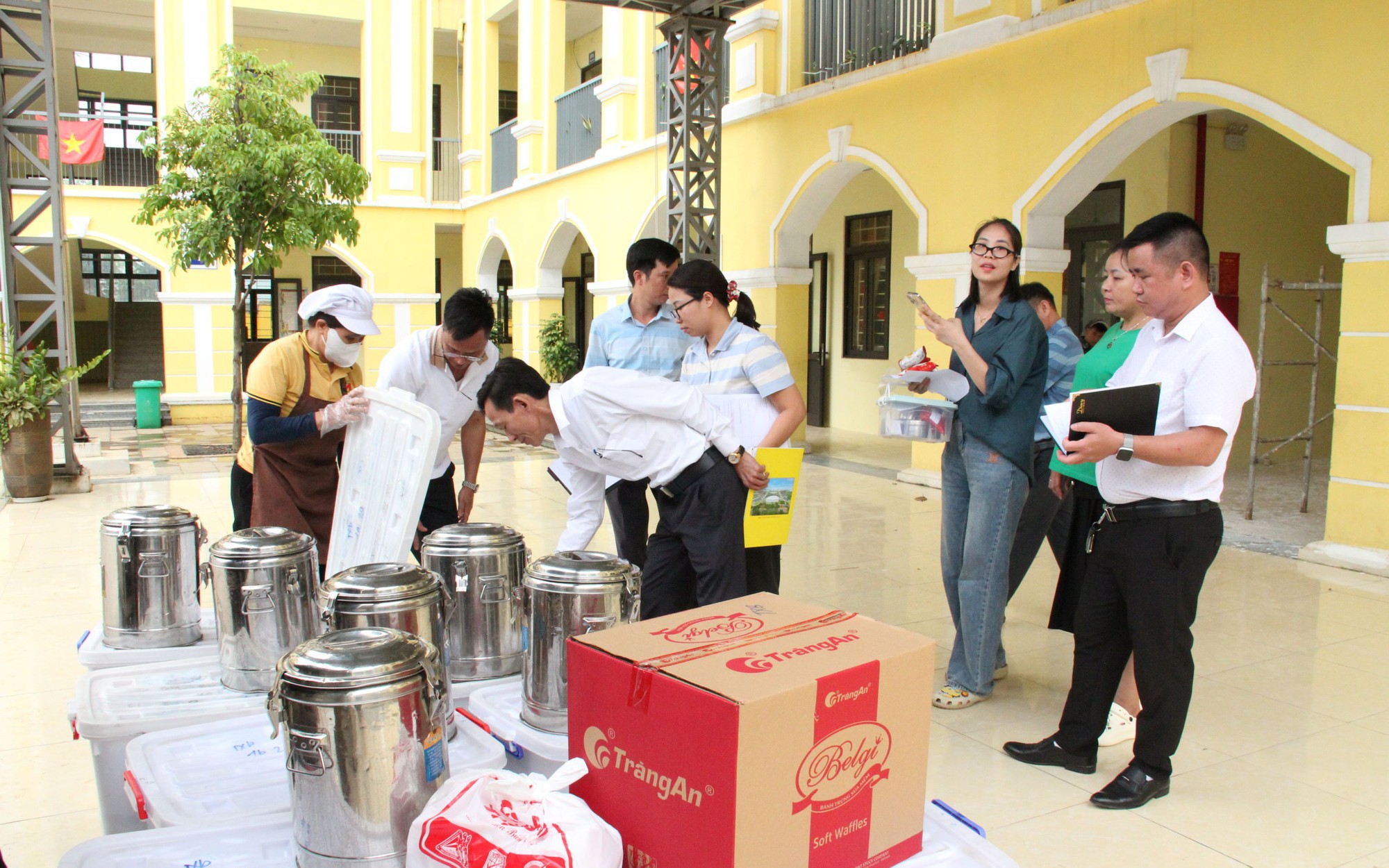 Ban Văn hóa – Xã hội HĐND xã Hòa Lạc giám sát trực tiếp bữa ăn bán trú tại các trường học