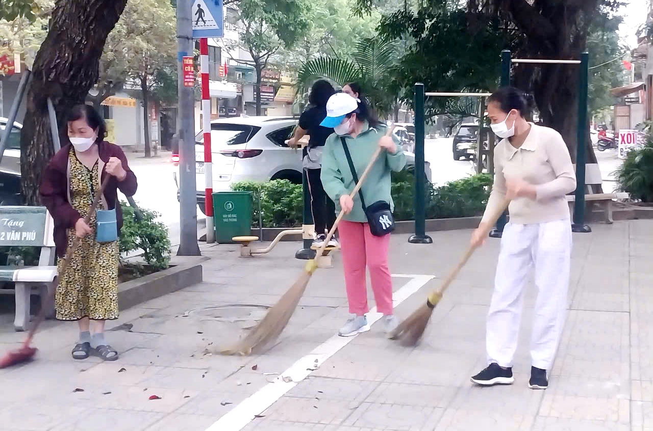 Phường Kiến Hưng xử lý “điểm đen” môi trường, cải thiện cảnh quan đô thị- Ảnh 2.