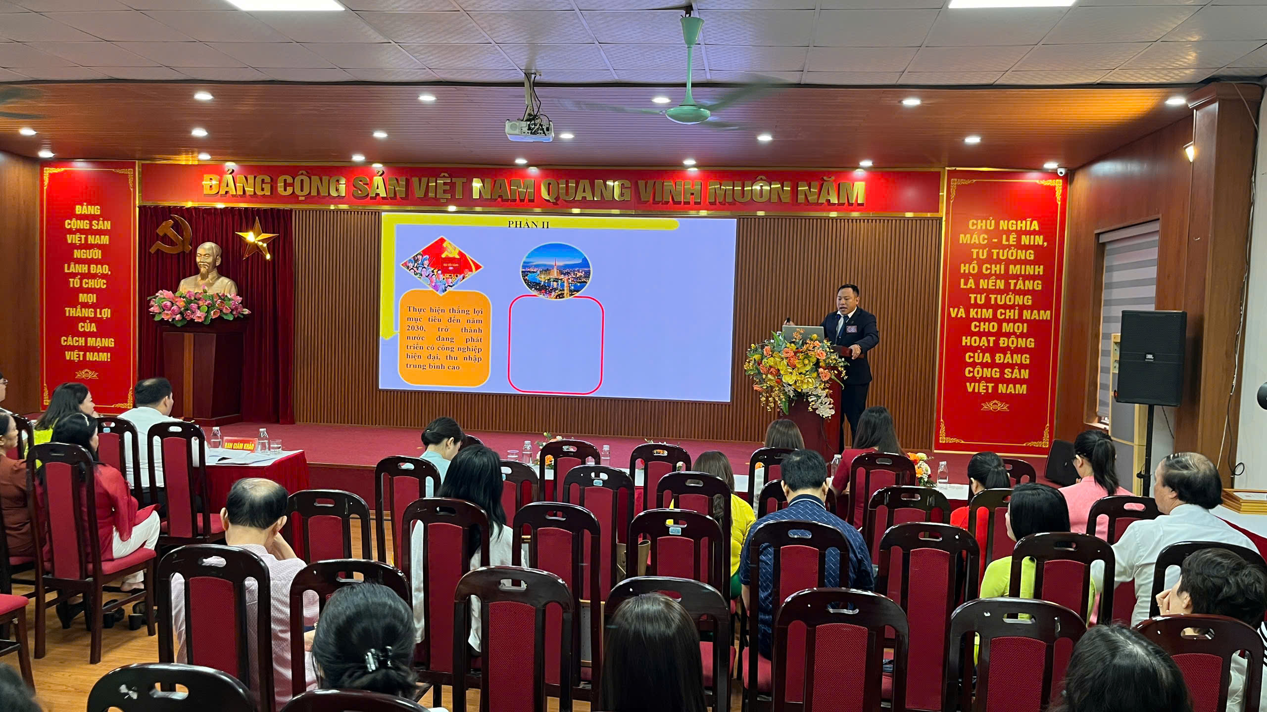 Dấu ấn của Công đoàn phường Vĩnh Tuy tại Hội thi Báo cáo viên, tuyên truyền viên giỏi phường Vĩnh Tuy năm 2026
- Ảnh 2.
