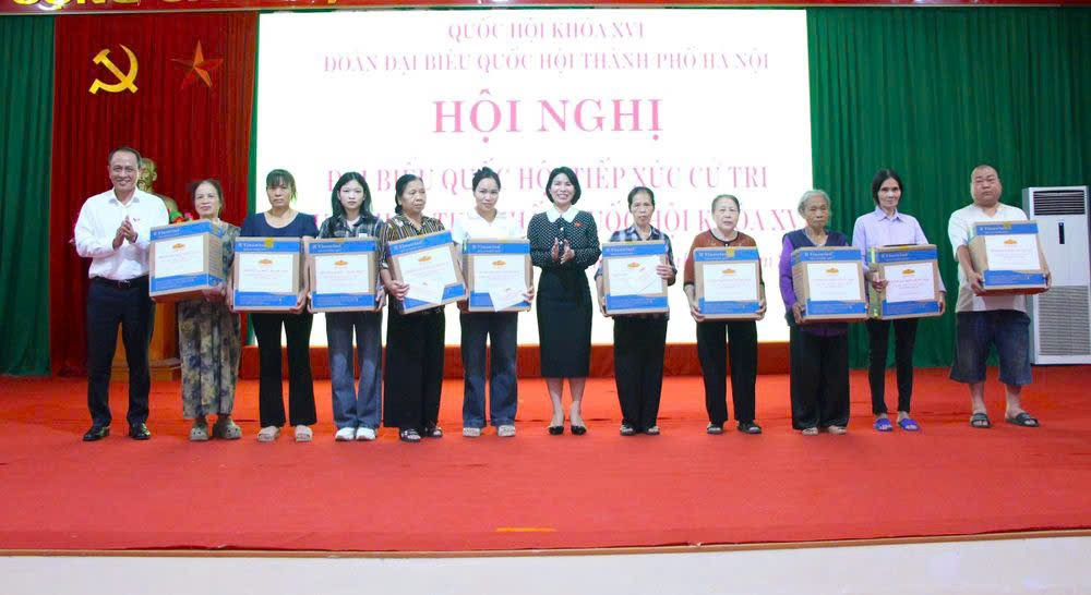 A group of people holding certificates  Description automatically generated