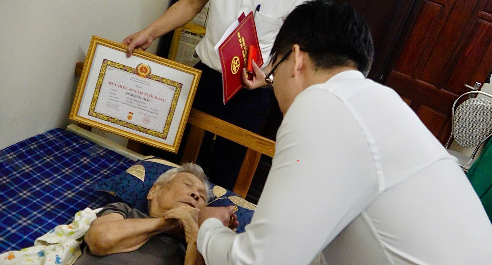 Phó Bí thư Thường trực Đảng ủy xã Ô Diên trao tặng huy hiệu 65 năm tuổi Đảng tại nhà riêng cho Đảng viên cao tuổi- Ảnh 1.