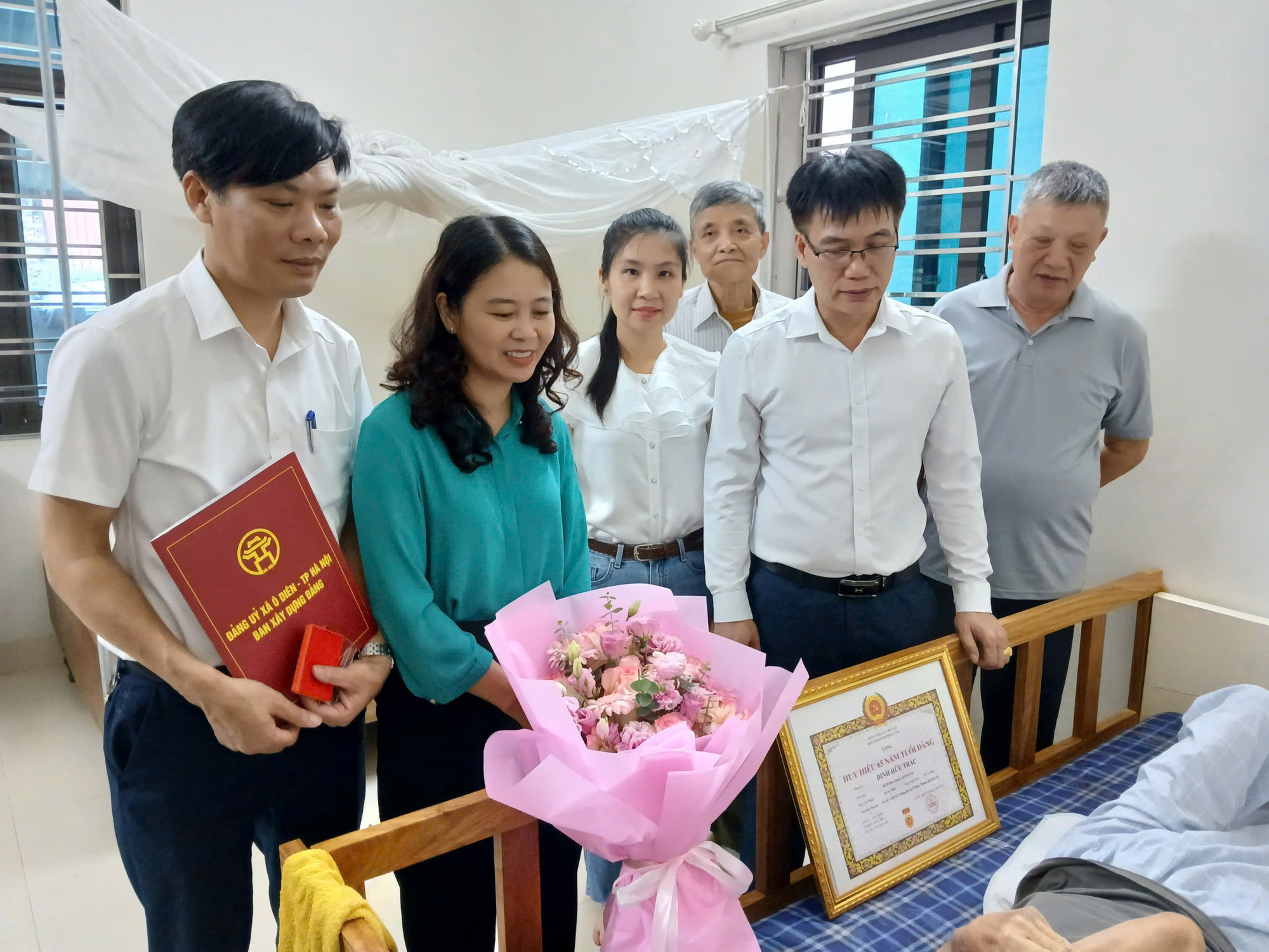 Phó Bí thư Thường trực Đảng ủy xã Ô Diên trao tặng huy hiệu 65 năm tuổi Đảng tại nhà riêng cho Đảng viên cao tuổi- Ảnh 2.