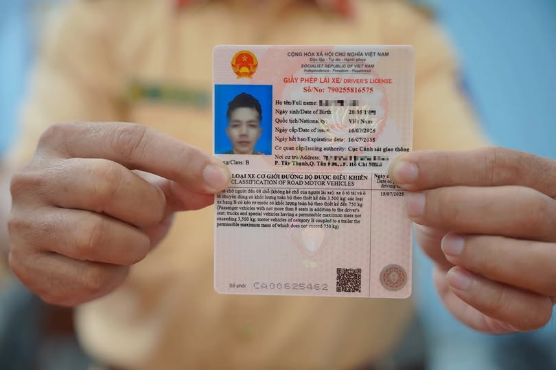 Có thể là hình ảnh về văn bản cho biết 'ΟHO.HORETrΝam NGHĨA IỆT NAM CỘNG HÒA CHU CHй - Hanhgh Henb GIẢY PHÉP LAIX DRIVER'SLICENSE DRIVER'S LICENSE Số/No: 790255816575 Họ tét/Full name: Ngày ofBirth 20/0519H 20/05 Quốc tịch/Nationality, VHINIEI cáp/Datc 16/07/2025 Ngay Ngày dete: 16/07/2935 ุบลย quan clp/Issuing uthority: tri/Address: 1g/Class B sát giao thông M..P.1 CLASSIFICATION ĐƯỢC ĐIỆU KHIÊN 15001 xejx06 Ngkye driving 15/07/2025 heibwf 36phỏi CA00S25462'