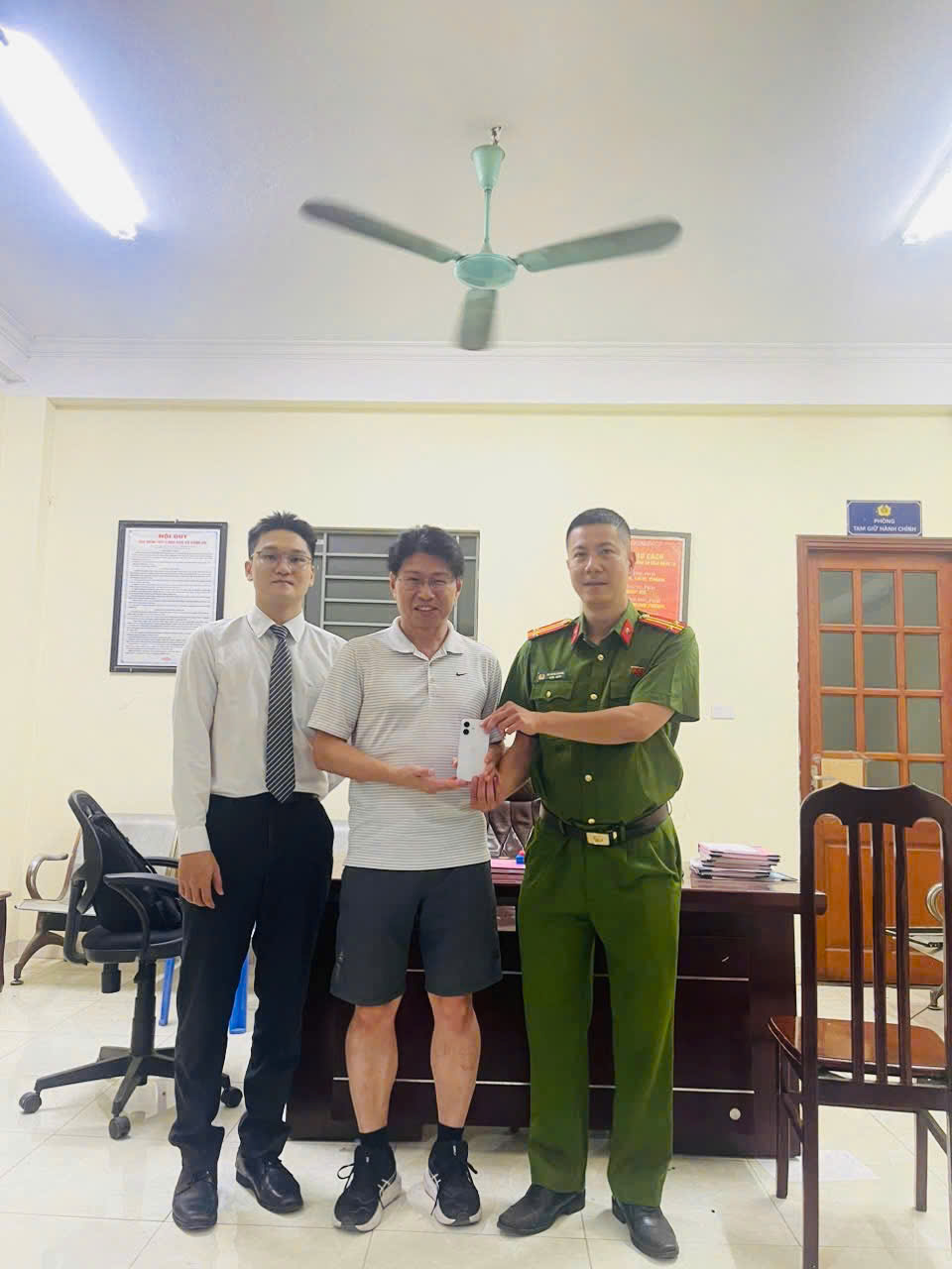 Công an phường Xuân Đỉnh phát huy tinh thần “Ba nhất” tích cực hỗ trợ tìm lại điện thoại cho công dân Nhật Bản đánh rơi tại Công viên Hòa Bình- Ảnh 1.